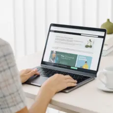 Laptop mit Webdesign-Tool – individuelle Gestaltung von Webseiten im Entstehungsprozess.