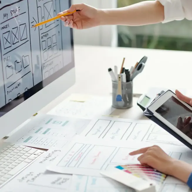Person erstellt Wireframes am Whiteboard – individuelle Gestaltung und Content-Anpassung im Rahmen unserer Webdesign Leistungen.