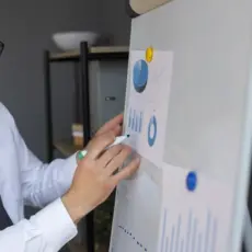 Whiteboard mit Skizzen und Notizen – strategische Planung für erfolgreiches Marketing & SEO.