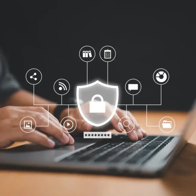 Arbeit am Laptop mit Sicherheitssymbolen – Webdesign Leistungen mit Fokus auf DSGVO und Sicherheit.