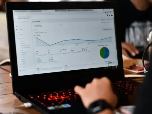 Laptop mit Analyse-Dashboard – datengetriebene Strategien für erfolgreiches Marketing & SEO.
