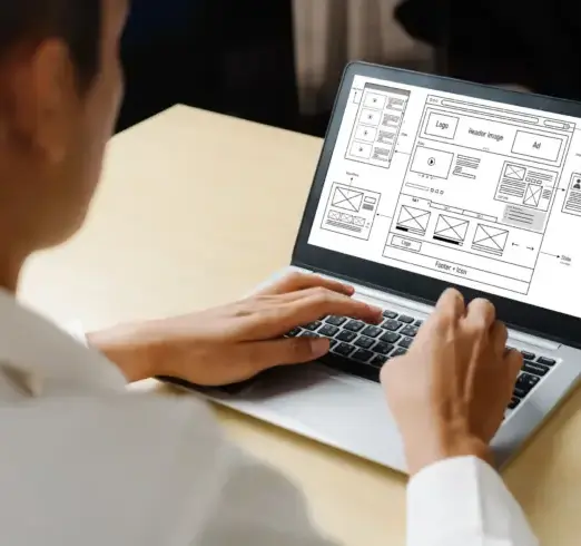 Designer erstellt Wireframes am Laptop – UI & UX Optimierung für bessere Nutzererlebnisse.