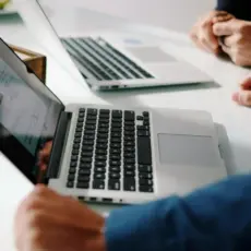 Team bespricht Designkonzept am Laptop – gemeinsamer Prozess in der UI & UX Optimierung.