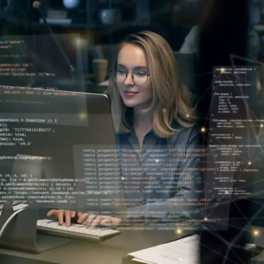Mitarbeiterin arbeitet am Computer mit Code – Einblick in unsere Arbeit als Webdesign Agentur.