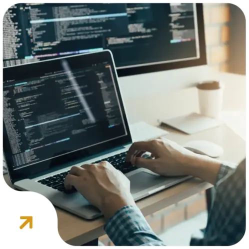Programmierer arbeitet am Laptop mit Code – Entwicklung moderner Webseiten für Unternehmen.