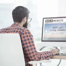 Webentwickler arbeitet am Bildschirm – praxisnahe Webseiten-Erstellung mit modernen Tools.