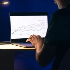 Team bespricht Inhalte am Laptop – gemeinsamer Prozess im Webseiten-Relaunch.