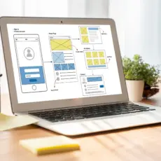 Laptop mit Projektübersicht – praktische Umsetzung in der individuellen Gestaltung von Webseiten.